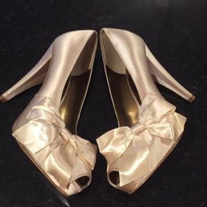 Almost Brand New! Worn once for wedding!